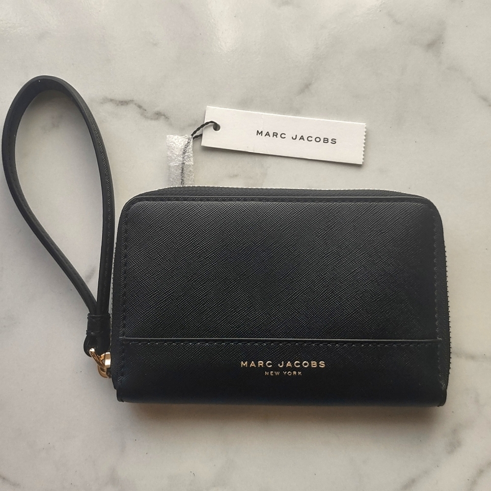 MARC JACOBS BLACK SAFIANO LEATHER WRISTLET ZIP AROUND WALLET NEW WITH TAGS